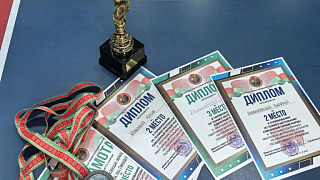 Наша команда на пьедестале соревнований по настольному теннису